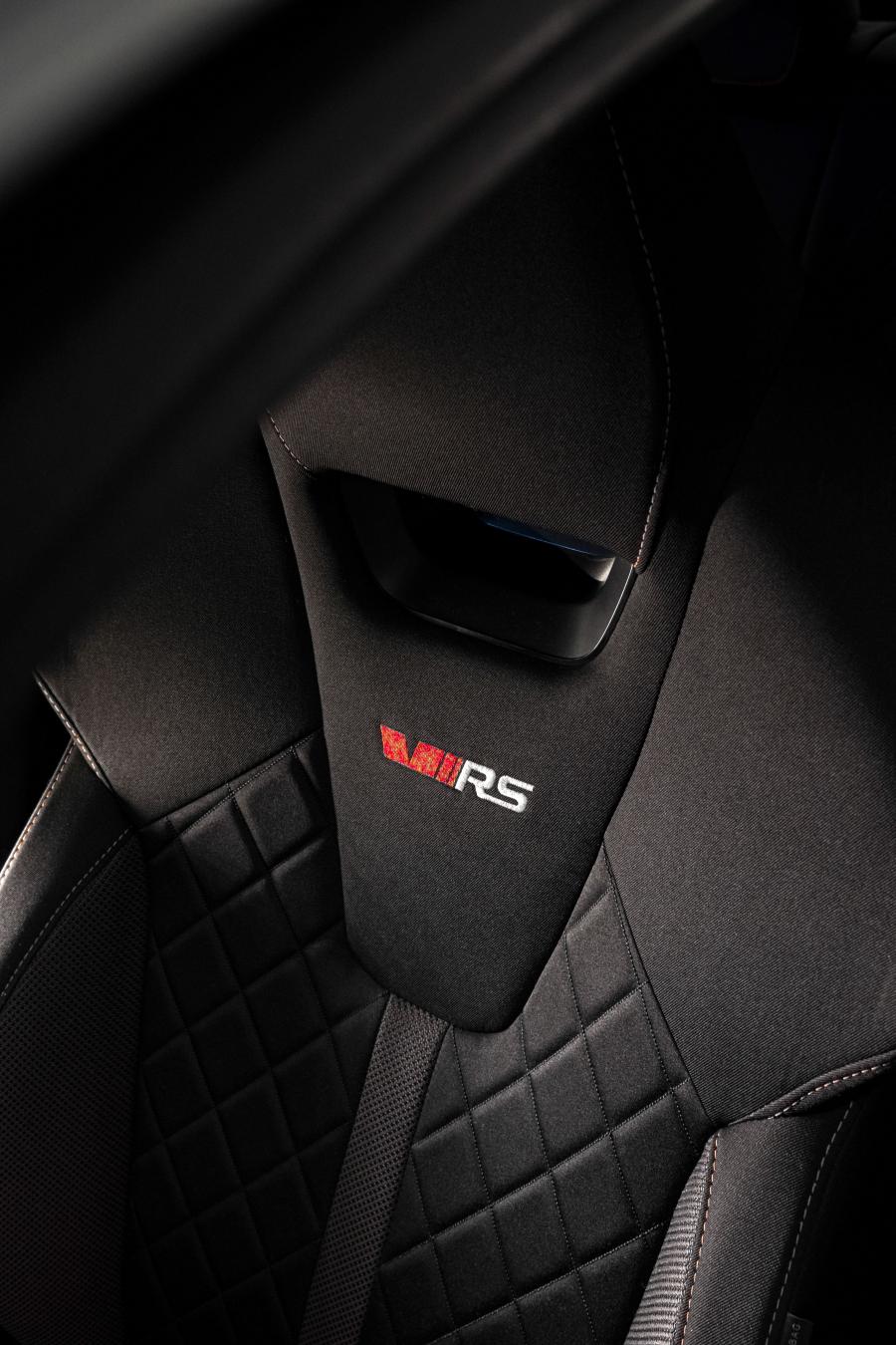 Детали интерьера Skoda Octavia RS iV 2020 года  (WW) (фото 23 из 40)